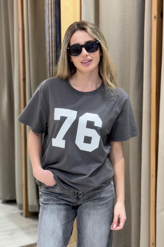 Camiseta long fit 76 gris