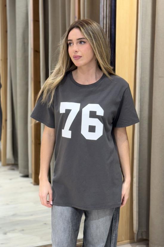 Camiseta long fit 76 gris