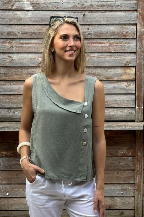 Blusa asim&eacute;trica botones kaki