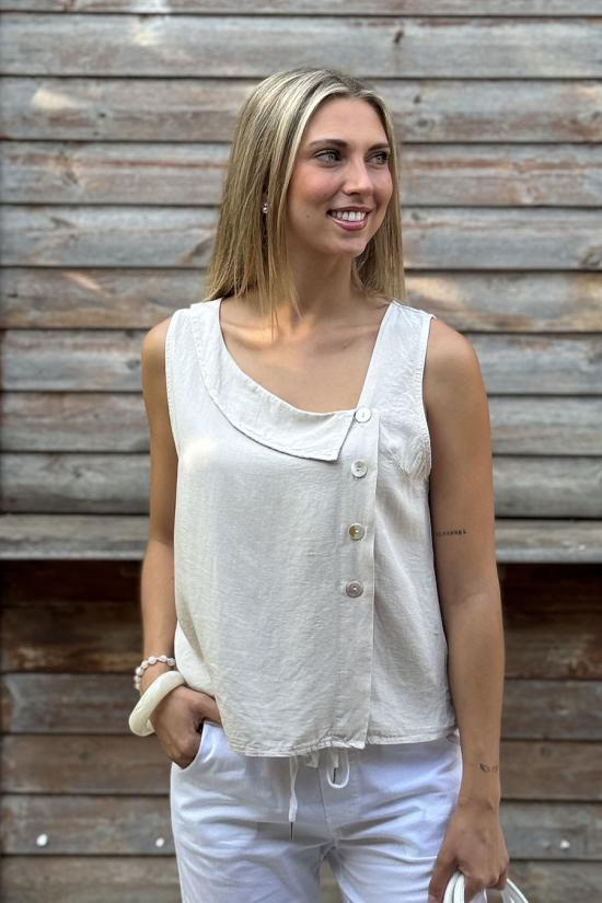 Blusa asim&eacute;trica botones beige