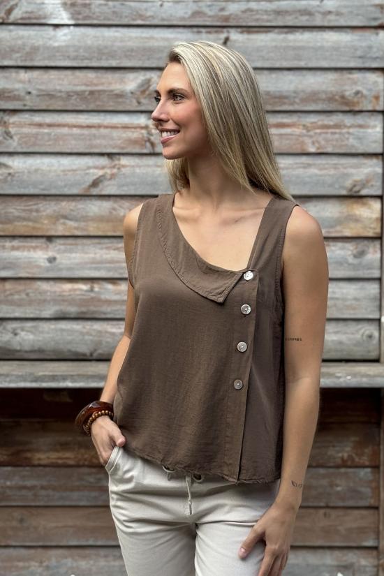 Blusa asim&eacute;trica botones marr&oacute;n chocolate