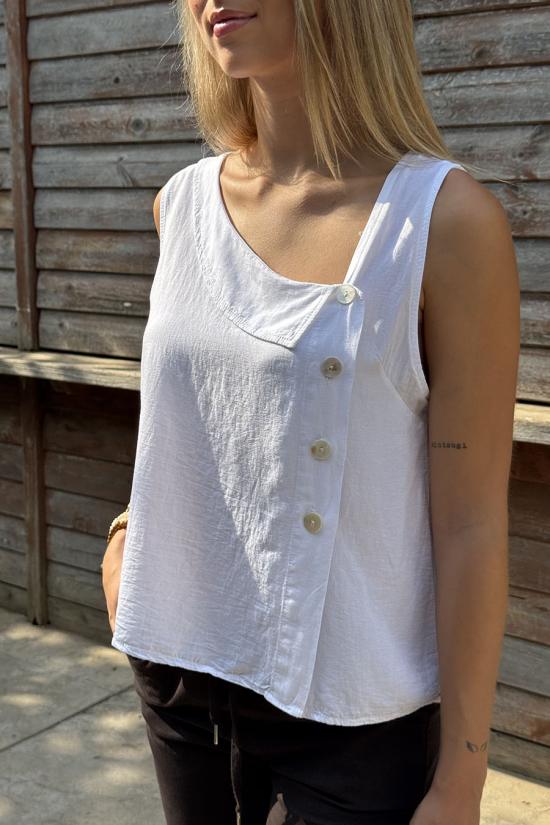 Blusa asim&eacute;trica botones blanca