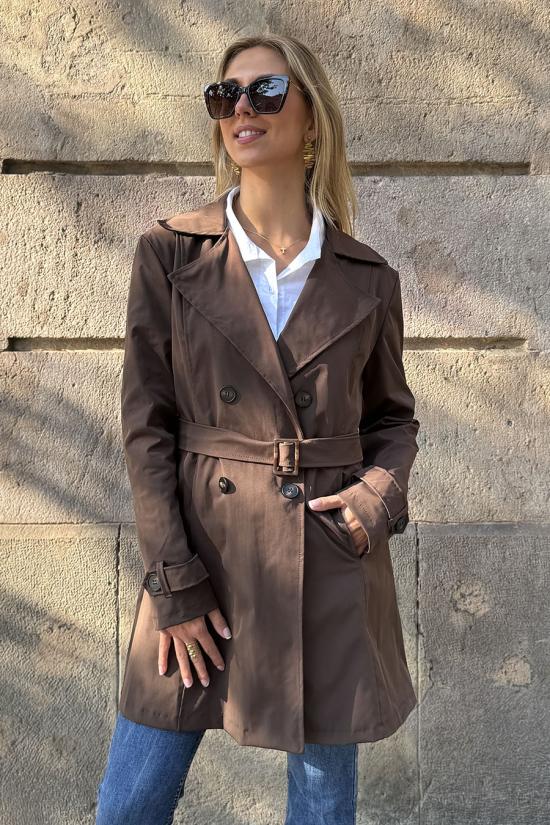 Trench corto marr&oacute;n