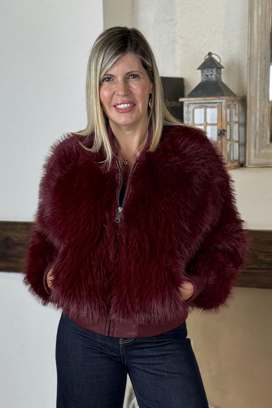 Cazadora efecto pelo granate