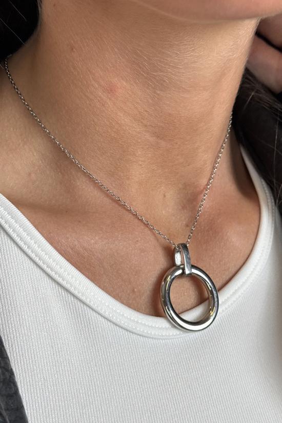 Collar anillo plateado