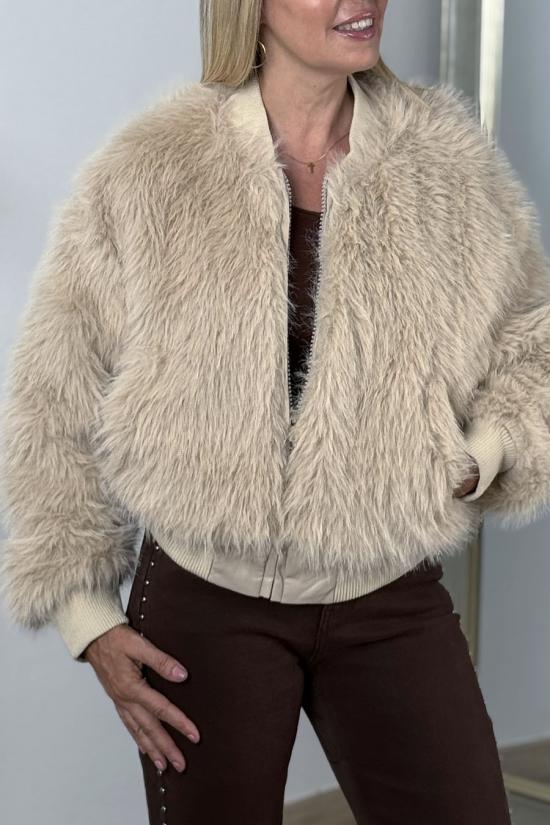 Cazadora efecto pelo beige