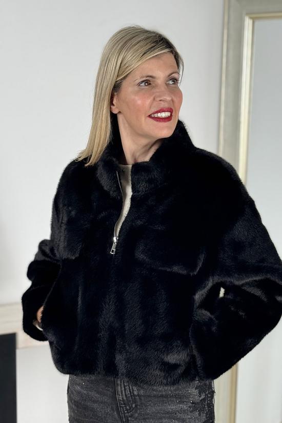 Chaqueta corta efecto pelo negra